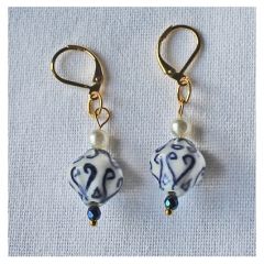 Oorbellen delftsblauw met pareltje