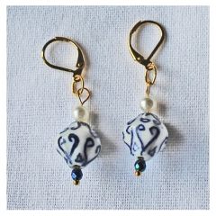 Oorbellen delftsblauw met pareltje