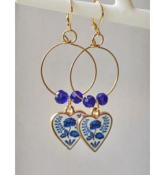 Hoepel oorbellen met delftsblauw hartje bloem hanger