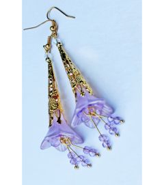 Lila en goudkleurige lange oorbellen met handbeschilderde kralenkapjes
