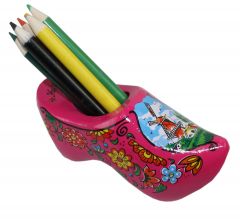Roze klomp met potloden en puntenslijper