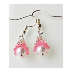 Oorbellen glaspareltje met zachtroze en zilver kleur kralenkapje