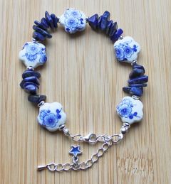 Delft blue flower bracelet with Lapis Lazuli chip beads