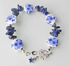 Delftsblauwe armband Bloem met Lapis Lazuli kralen