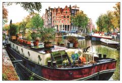 Postkaart woonboot in Amsterdamse gracht