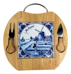 Kaasplank met Delfts blauwe tegel en bestekset