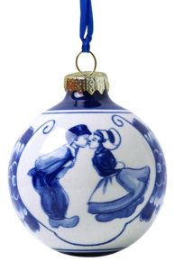 Delfts blauwe kerstbal met kussend paar, 7 cm