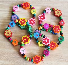 Kinderarmband met gekleurde bloemkralen