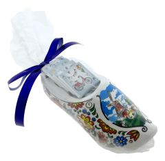 Houten klompje met chocolade