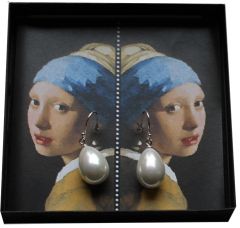 Oorbellen, twee parels aan zilveren hanger, Vermeer