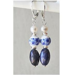 Set oorbellen met een Lapis Lazuli kraal, een delftsblauwe kraal en een zoetwater pareltje