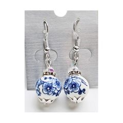 Oorbellen delftsblauw met zilverkleurig strass kraaltje en hematiet