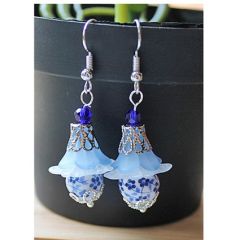 Oorbellen delftsblauw bloempje met kralenkapjes