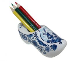 Klomp delftsblauw met potloden en puntenslijper