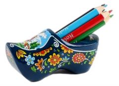 Klomp blauw met potloden en puntenslijper