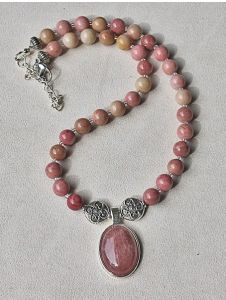 Rhodoniet kralen ketting met aardbeienkwarts hanger