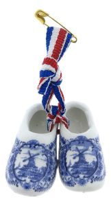 Corsage Klompje, Keramiek