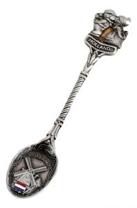 Teaspoon in box, kissing couple