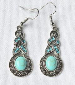 Lange turkoois oorbellen met strass steentjes